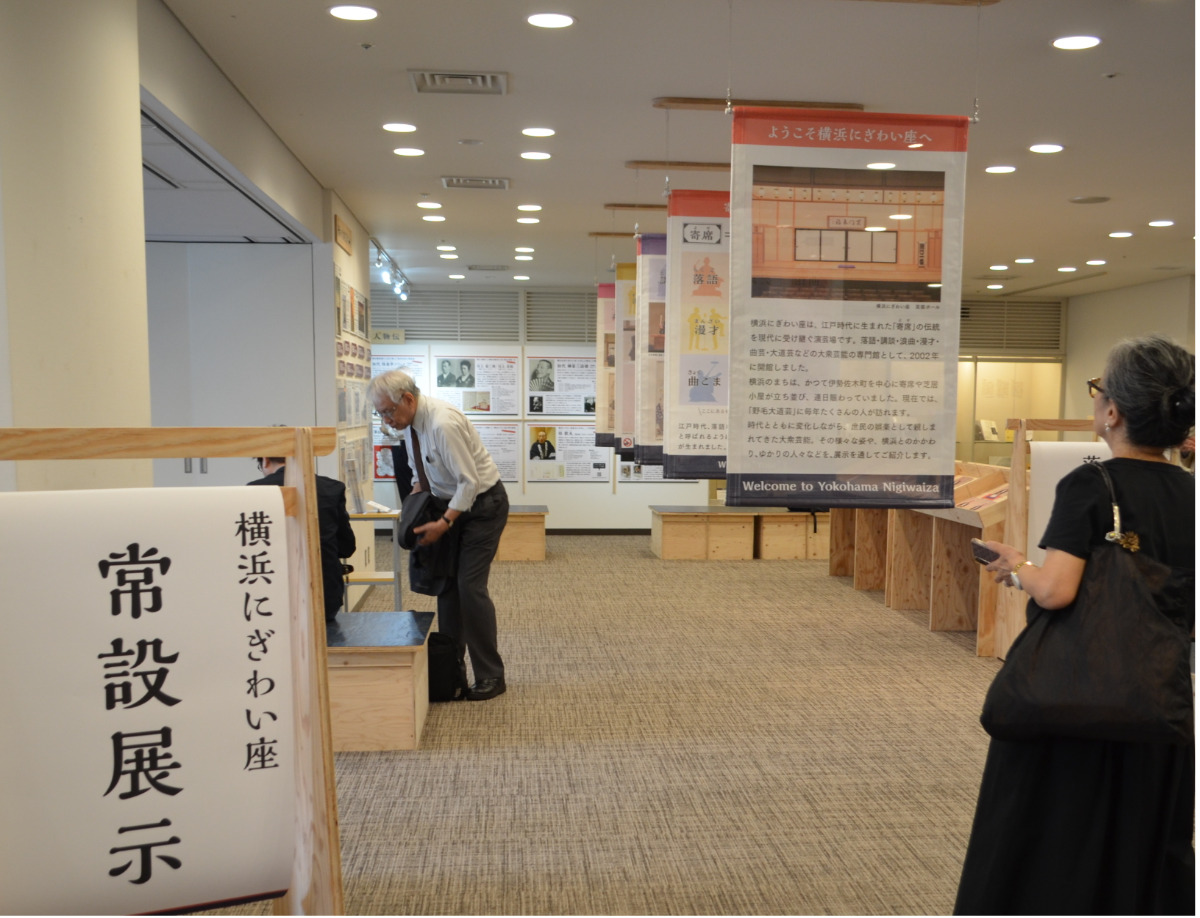 展示を見ながらくつろげる空間に