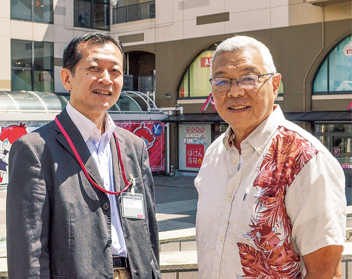 「本牧の魅力を知って」と語る黒川会長（右）と西澤店長