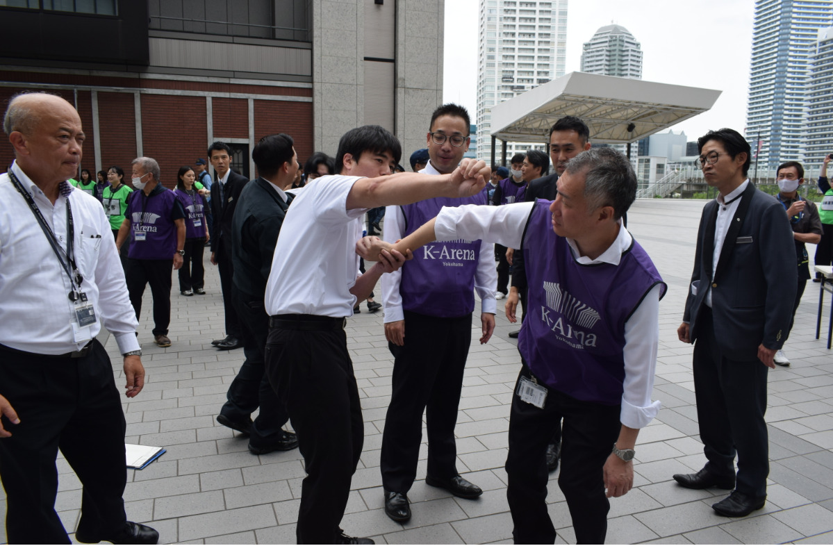 参加者たちがペアになって、「あっち向いてホイ」で反射神経を鍛えたり、犯人と対峙した時の護身術を学んだ