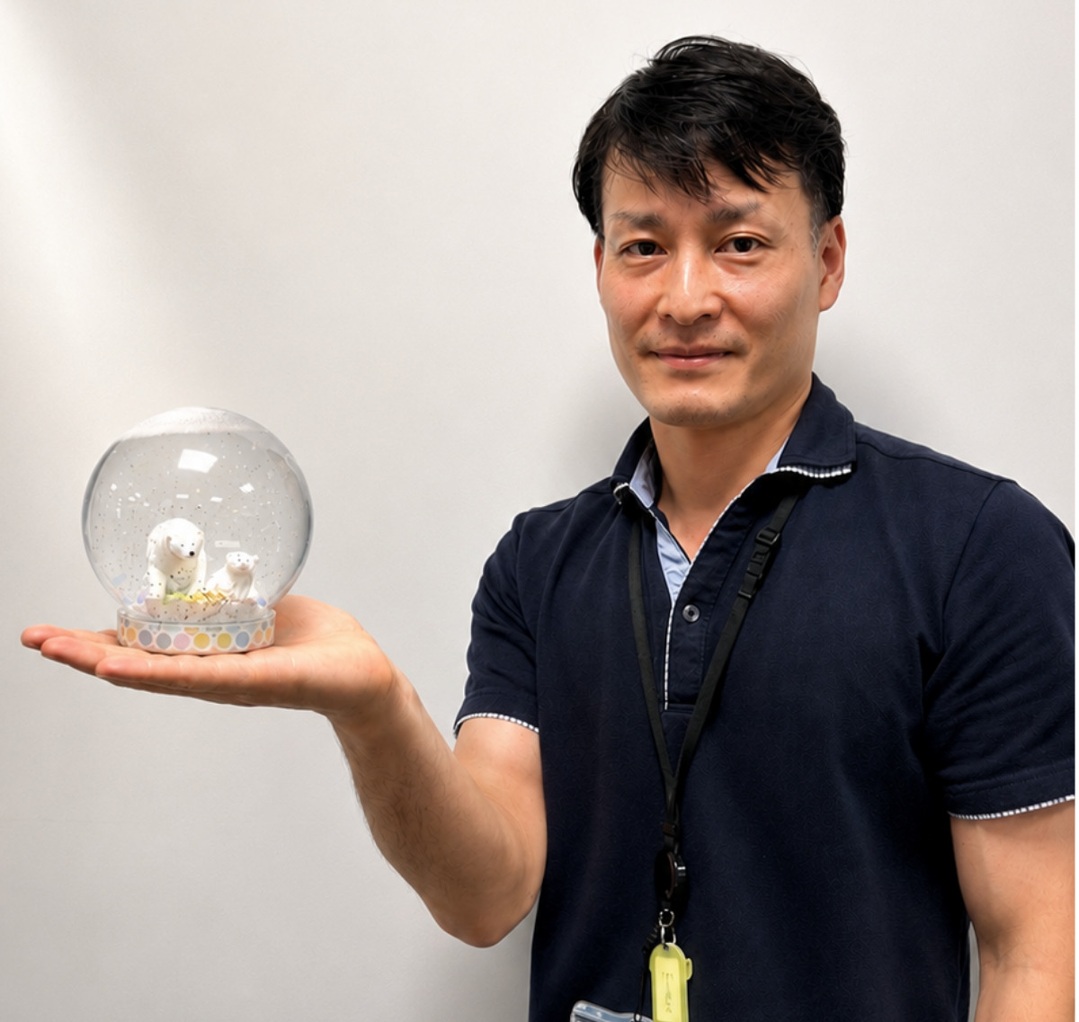 スノードームを手にする南公会堂の中村奏館長