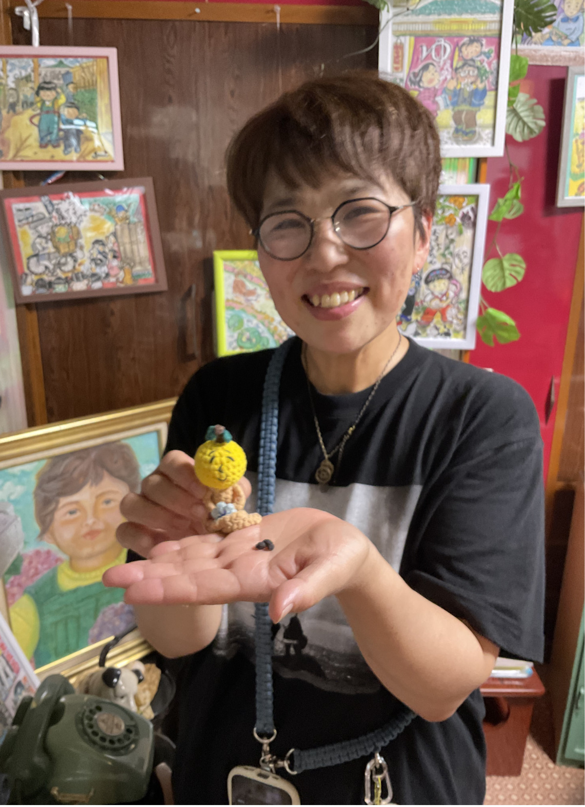 「夕方だけに咲くこのゆず色のオシロイバナを眺めていると心が癒される」と収穫したばかりのオシロイバナの種を手に武田さん