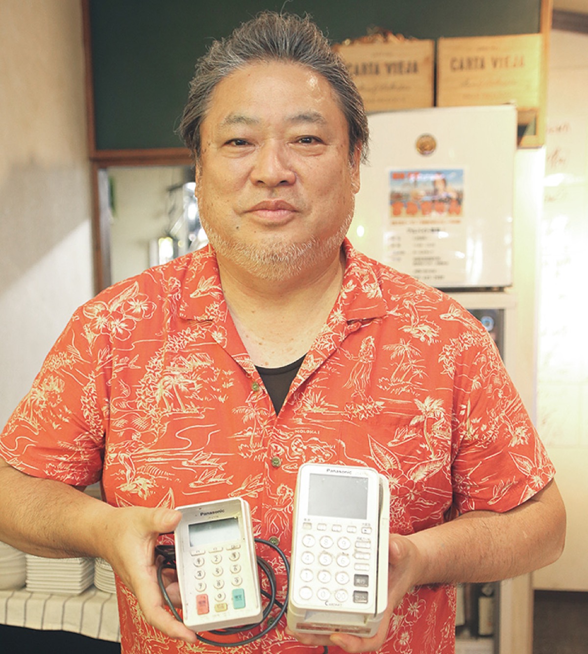 全東信支給の決済端末を手にする小谷さん