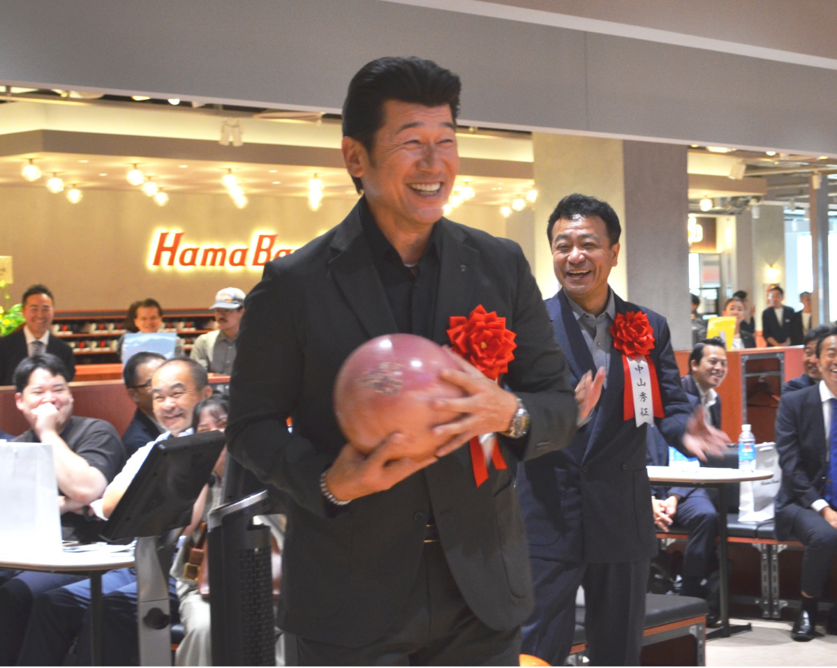 始球式を行う三浦さん(左)と中山さん