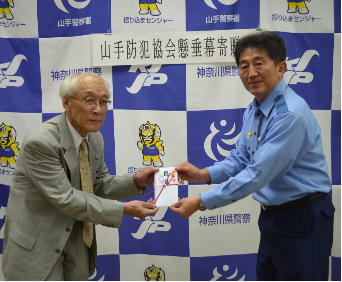目録を手渡す守屋会長