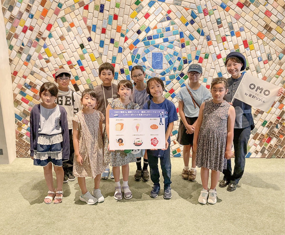 市花のバラをイメージしたタイルアートの前で記念撮影