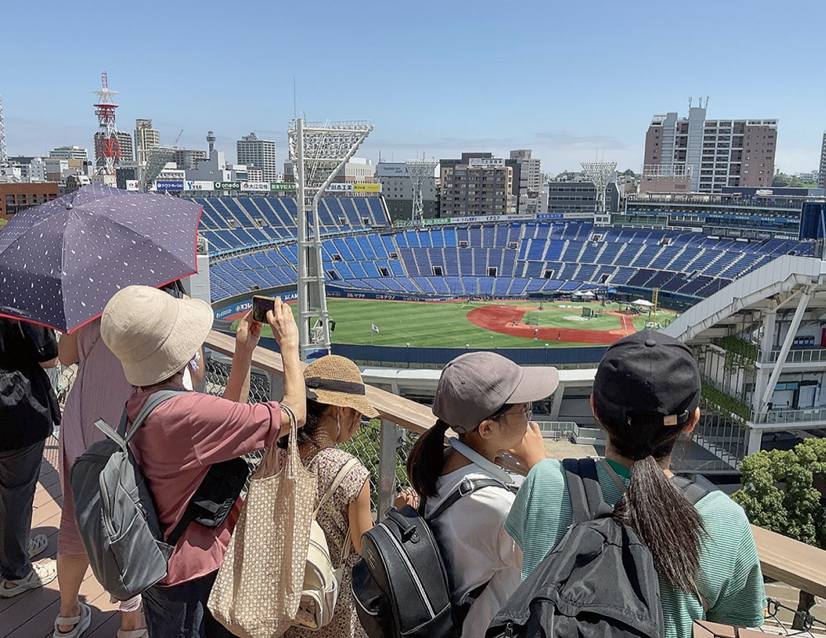 宿泊者限定の屋上テラスでは、横浜スタジアムを見下ろす景色に歓声があがった