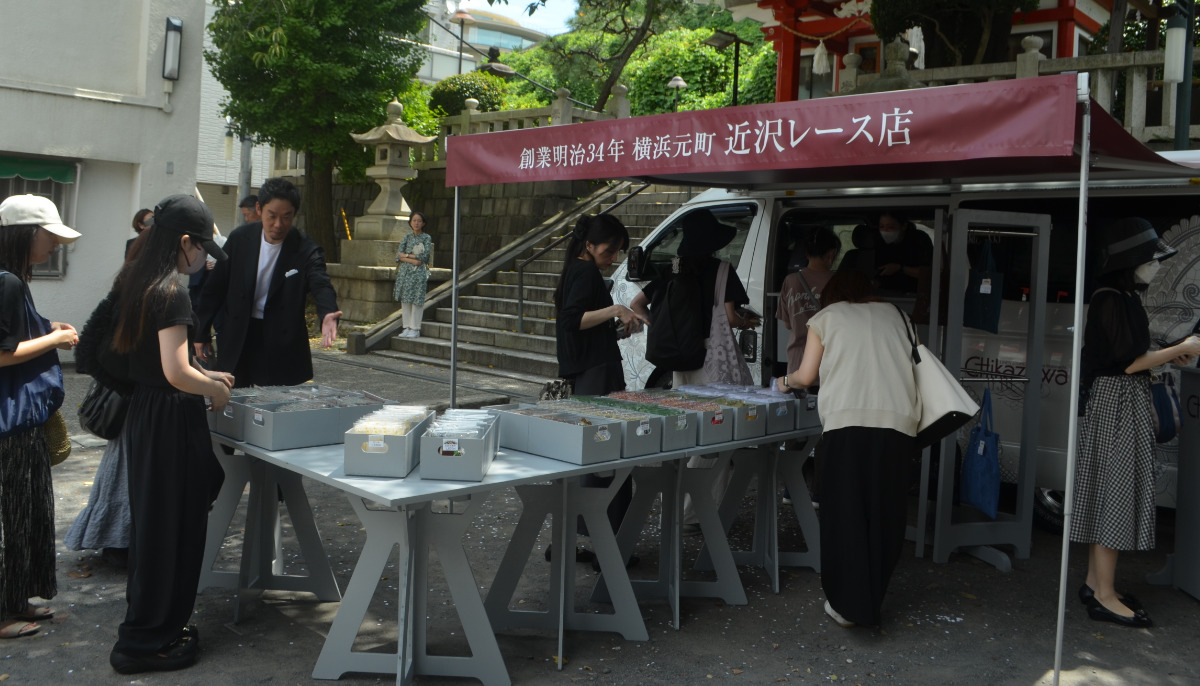 出発式で行われたプレ販売会の様子