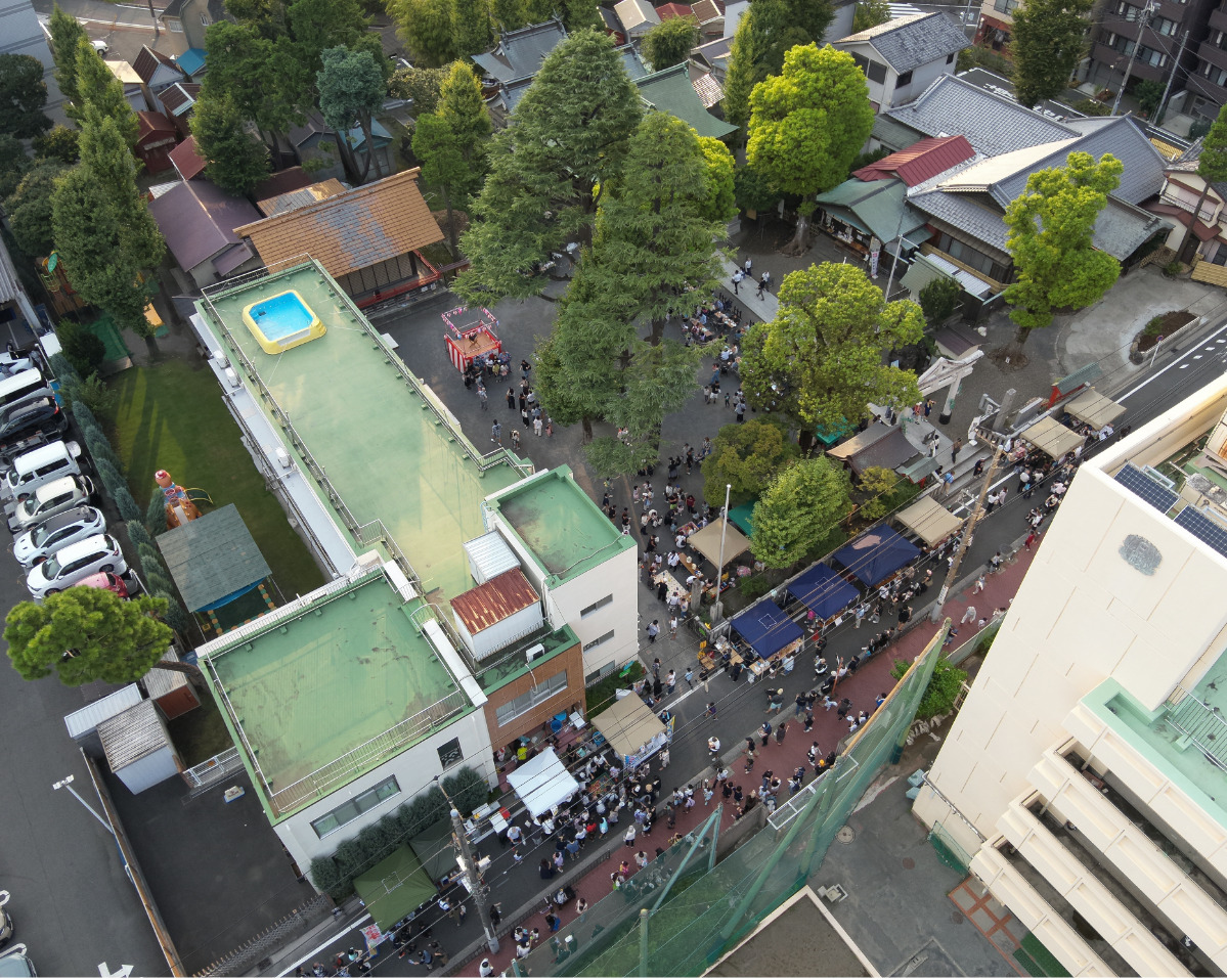 ドローンで撮影した祭りの様子=同