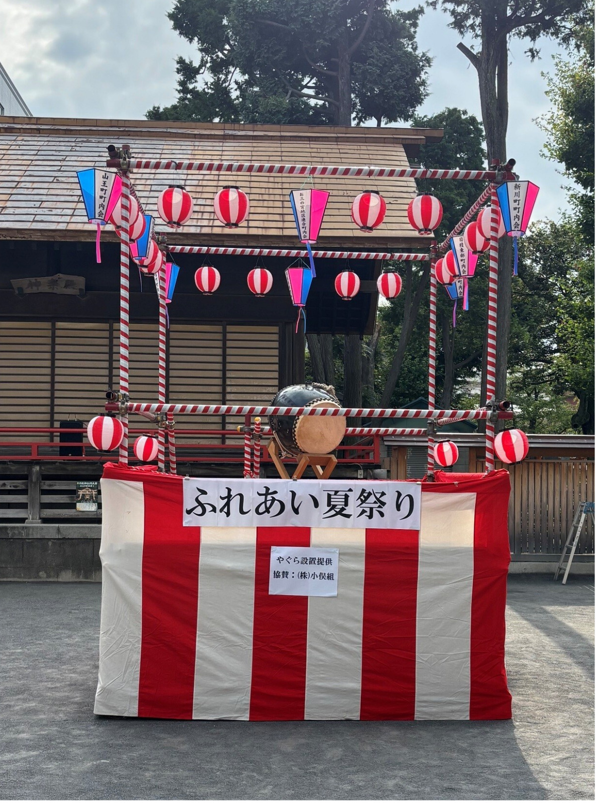日枝神社の境内に設置されたやぐら=小俣組提供