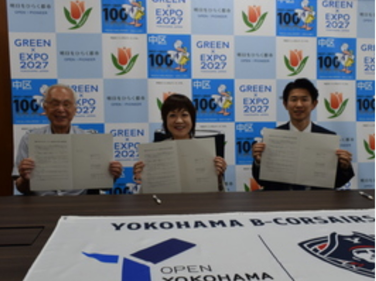締結後書面を見せる3人。松澤秀夫会長(左から)、永井区長(中央)、原社長(右)