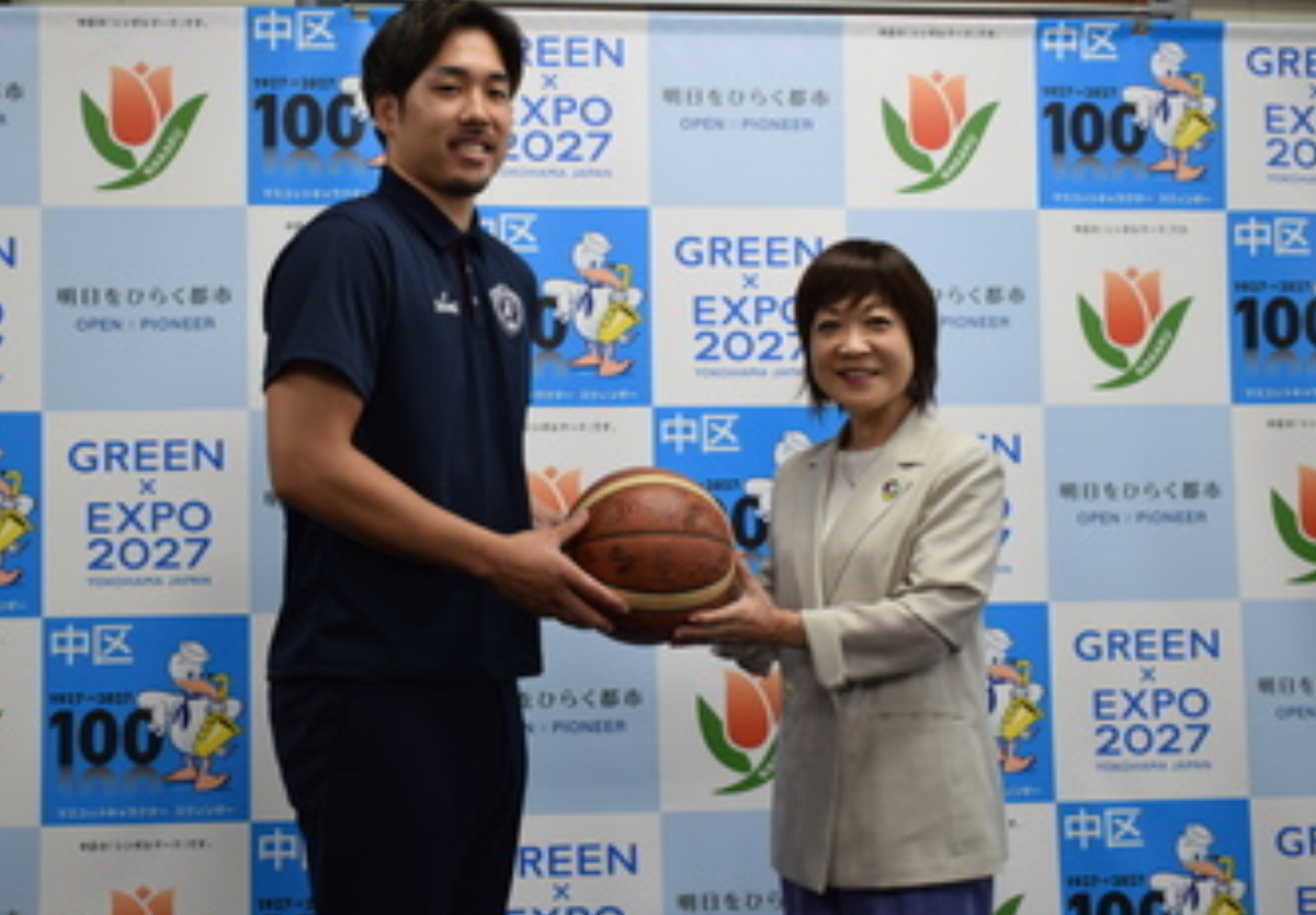 区長にサインボールを手渡す須藤選手(左)