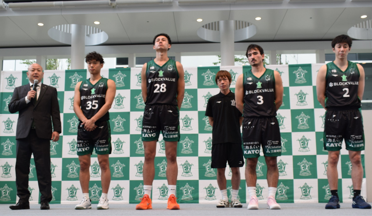 挨拶をする河合竜児ヘッドコーチ(左)と新規加入メンバー