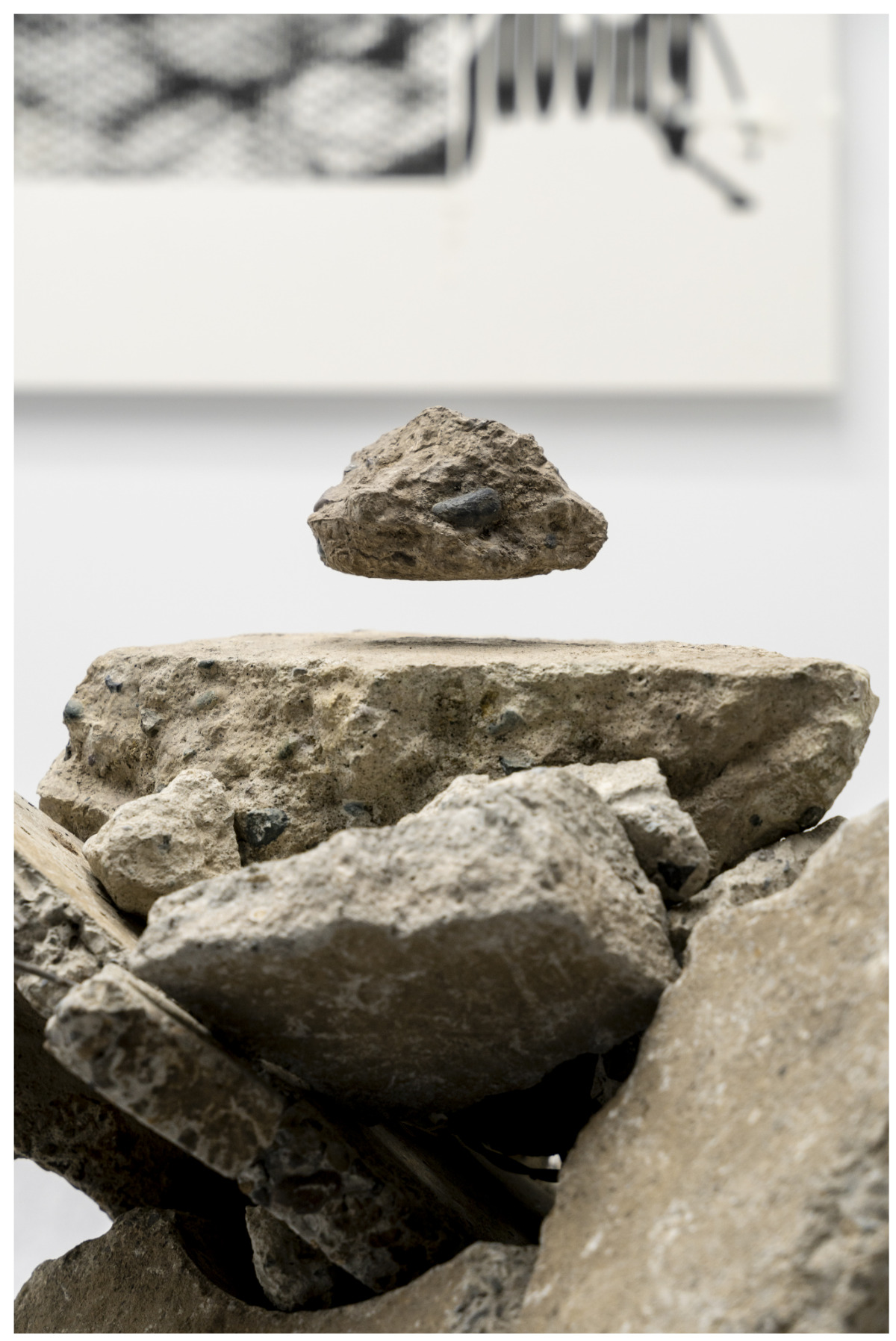 横手太紀《浮く瓦礫/Po, (when the cat's away, the mice will play) 》2023年  Art Collaboration Kyoto（京都）での展示風景　瓦礫、ミクストメディア　撮影：松見拓也　＠Taiki Yokote