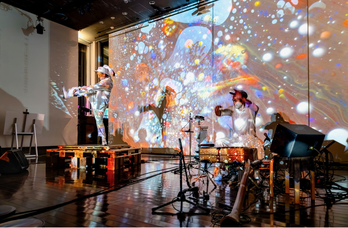 象の鼻テラスはパフォーマンスや音楽が溢れるダンスフロア「スナックゾウノハナ」に=市提供