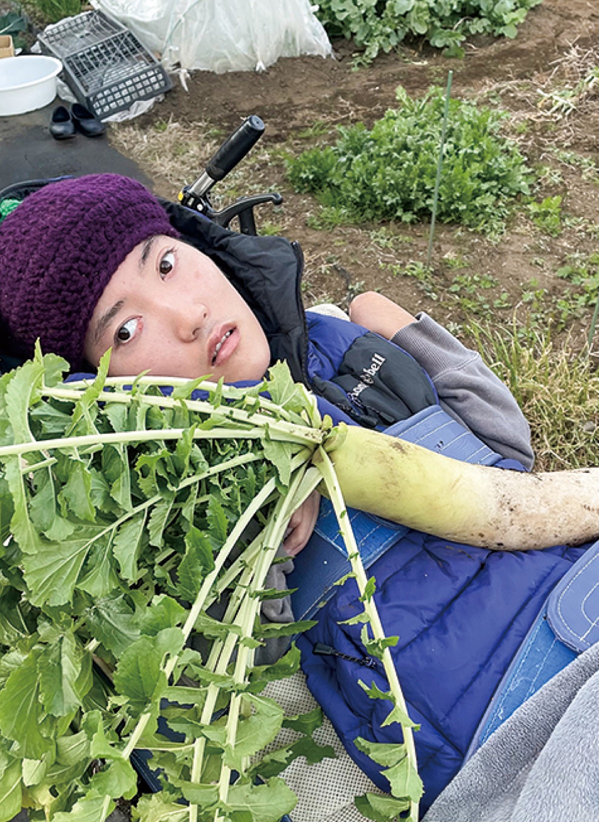 畑仕事中の勇樹さん＝正美さん提供