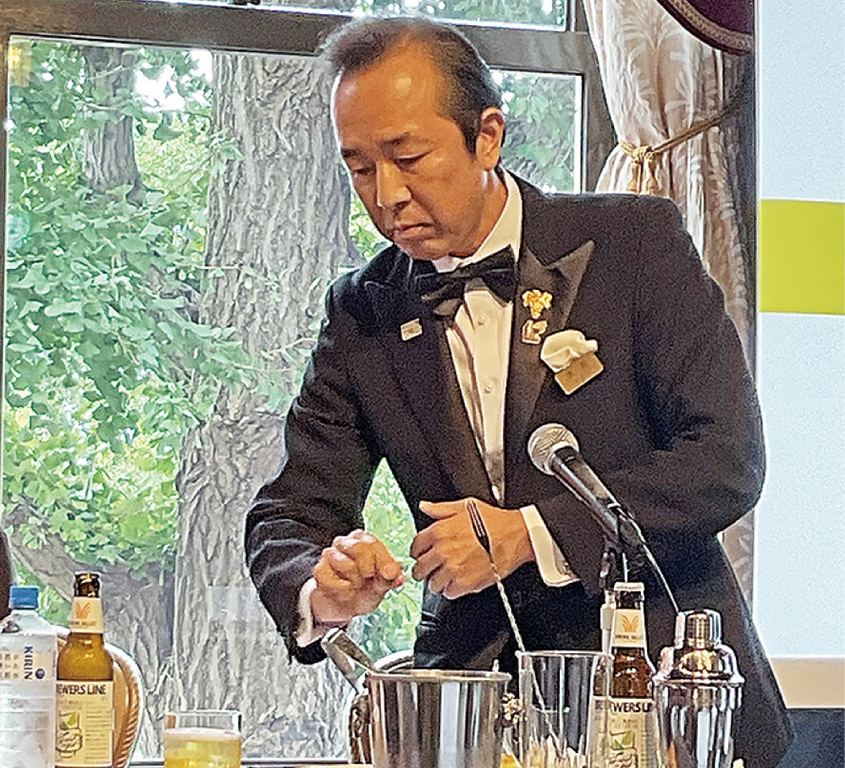 メディア向けに行われたお披露目会で実際にカクテルを作る太田さん