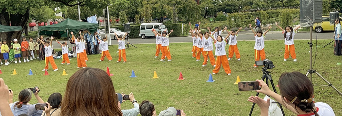 ◀元気いっぱいに踊る子どもたち