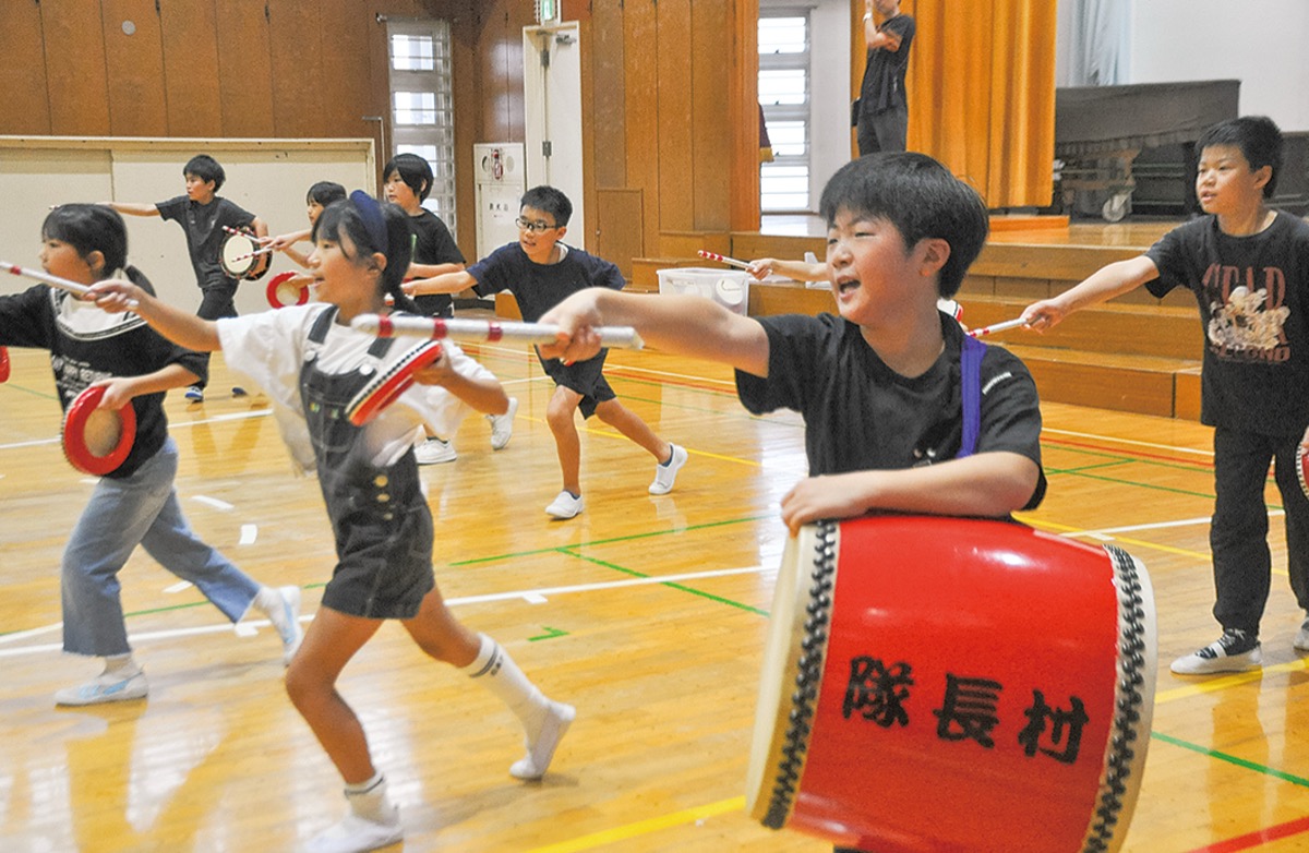 練習に励む平沼小の児童