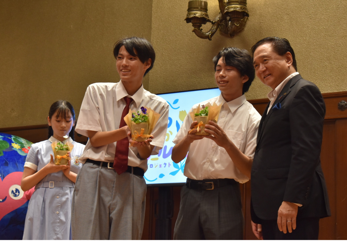 黒岩知事から花苗を贈られた県立藤沢支援学校の生徒