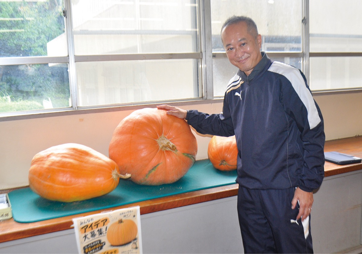 学校の畑で収穫したカボチャと長井校長