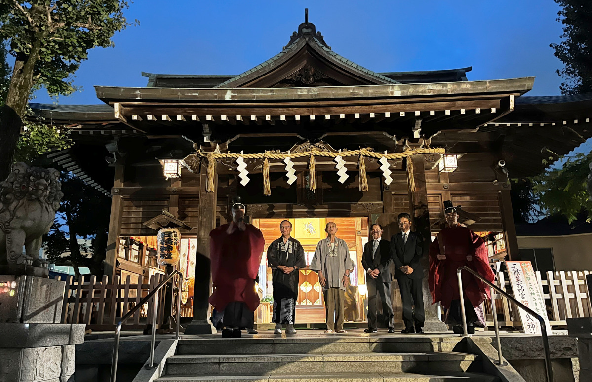 18日の式典であいさつする角井瑞宮司（左）