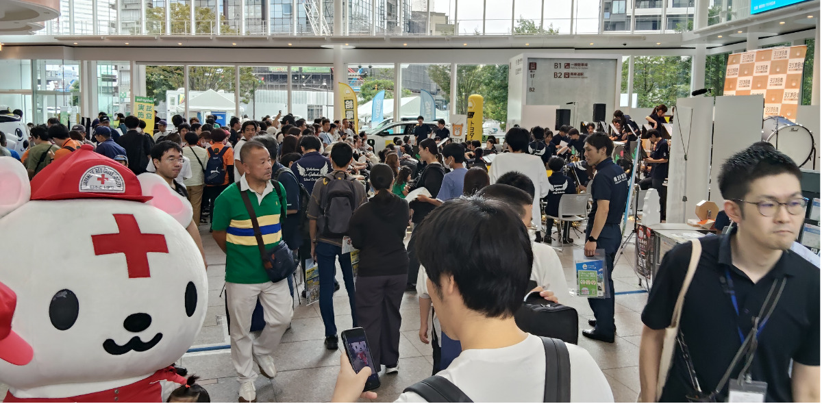 市役所に多くの来場者詰めかけた