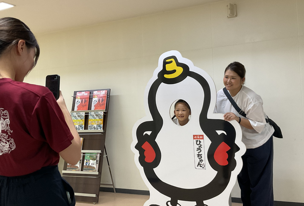 工場見学の一コマ。「ひょうちゃんが大好き」という参加者親子