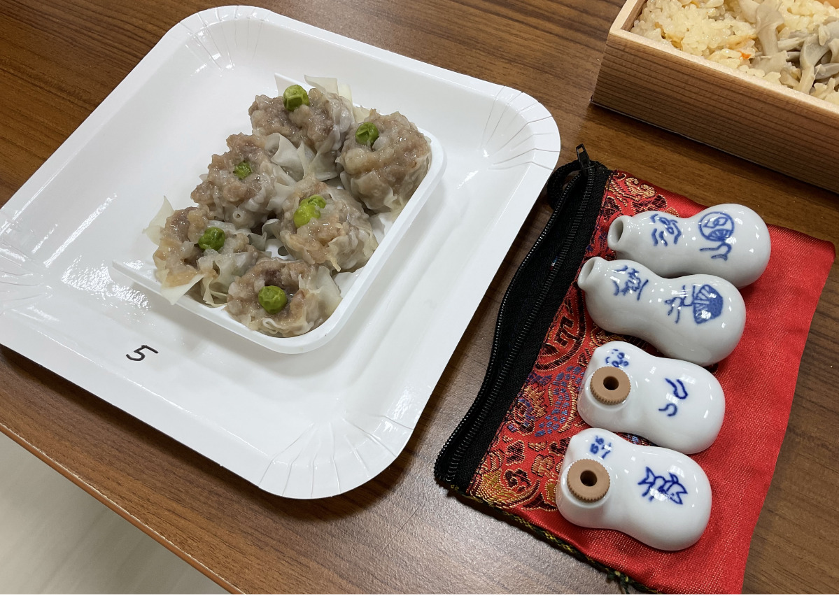出来立てアツアツなシウマイ。参加者の「ひょうちゃん」コレクションと共に