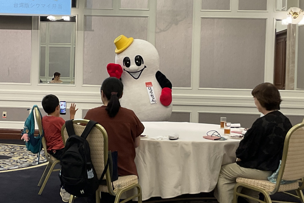 会場に「ひょうちゃん」が登場すると参加者たちから歓声があがった