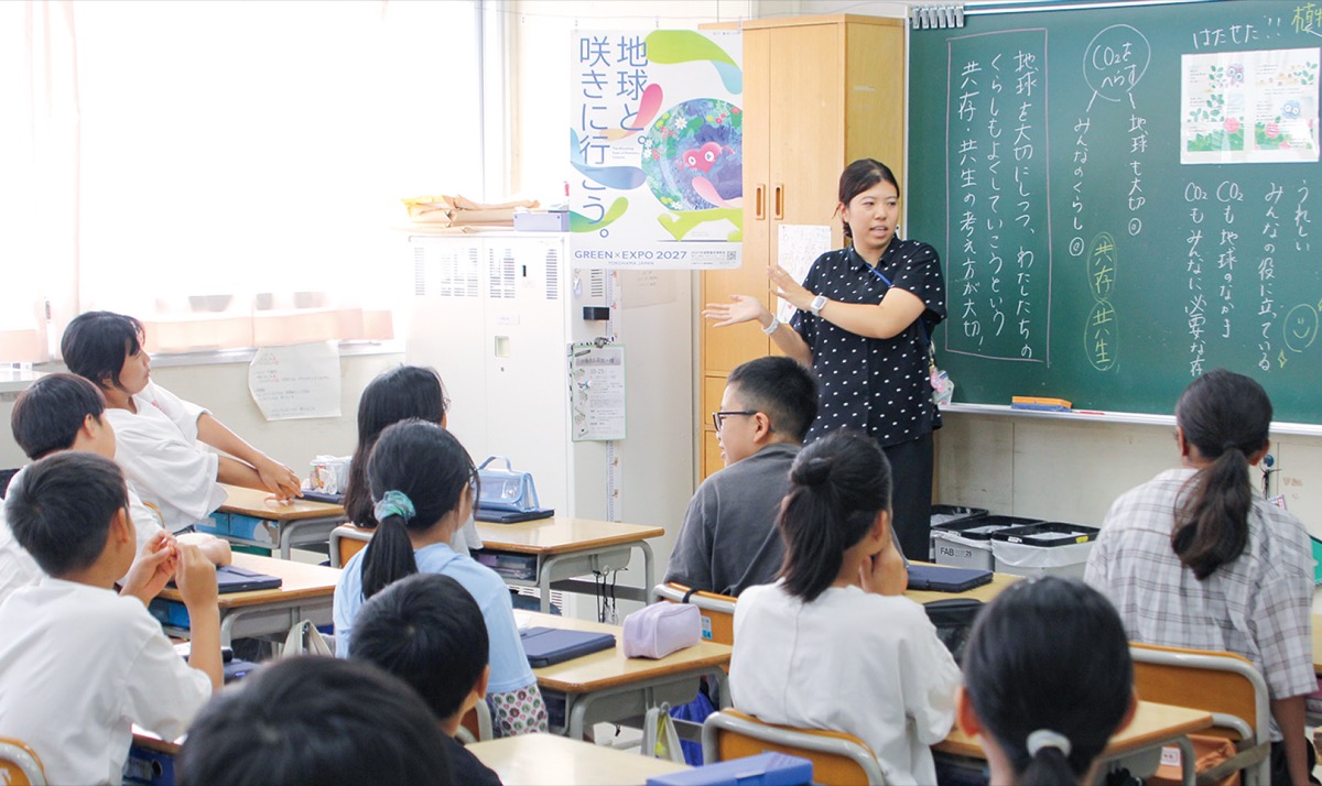 エクスポの説明を聞く児童