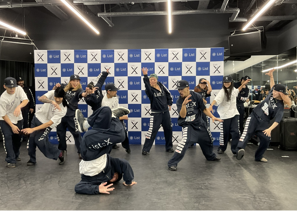 渾身のパフォーマンスを披露するメンバーたち