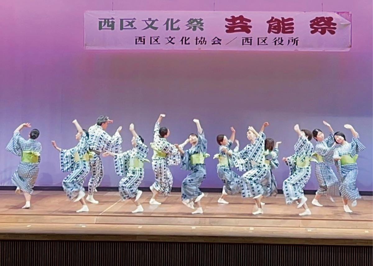 日本舞踊を披露する演者＝同会提供