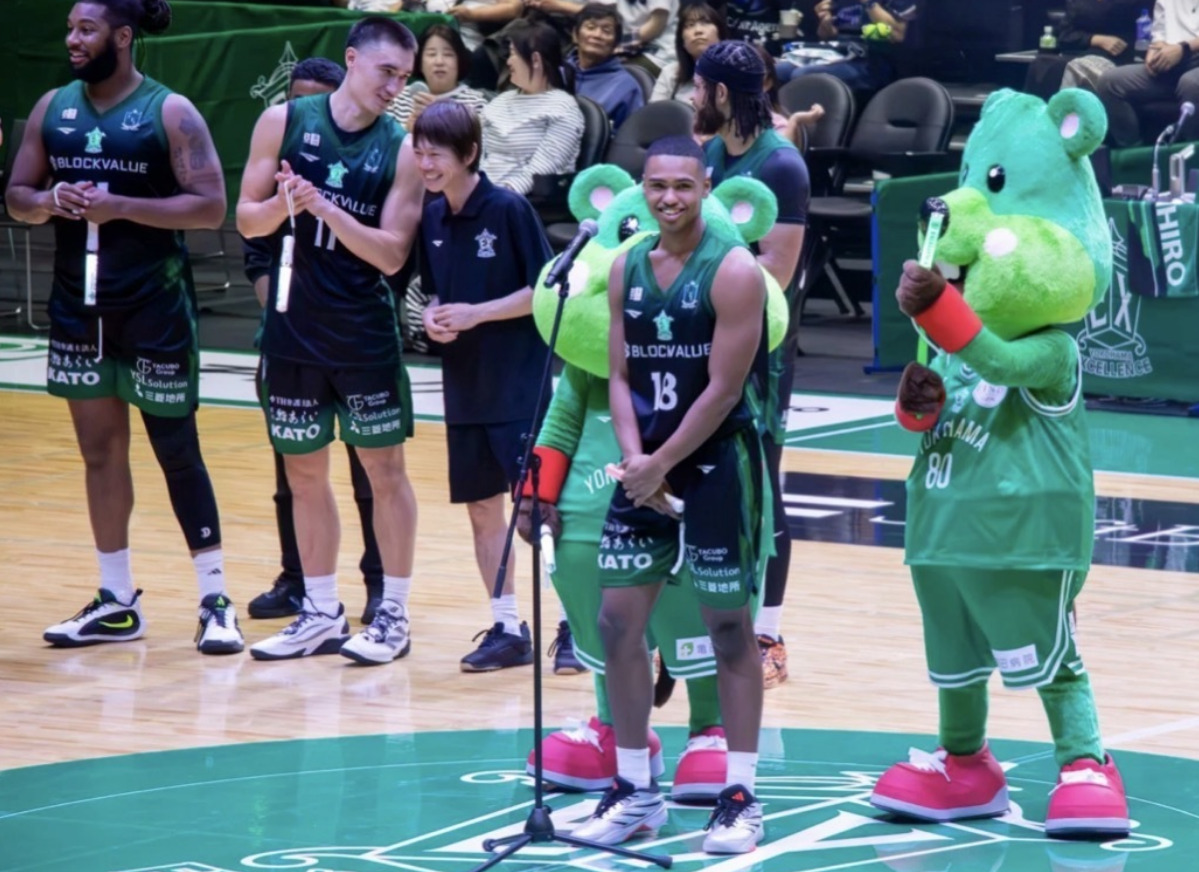 試合終了後、観客の前でホーム開幕戦勝利の喜びを語ったクーリバリ選手(10月10日・提供写真)