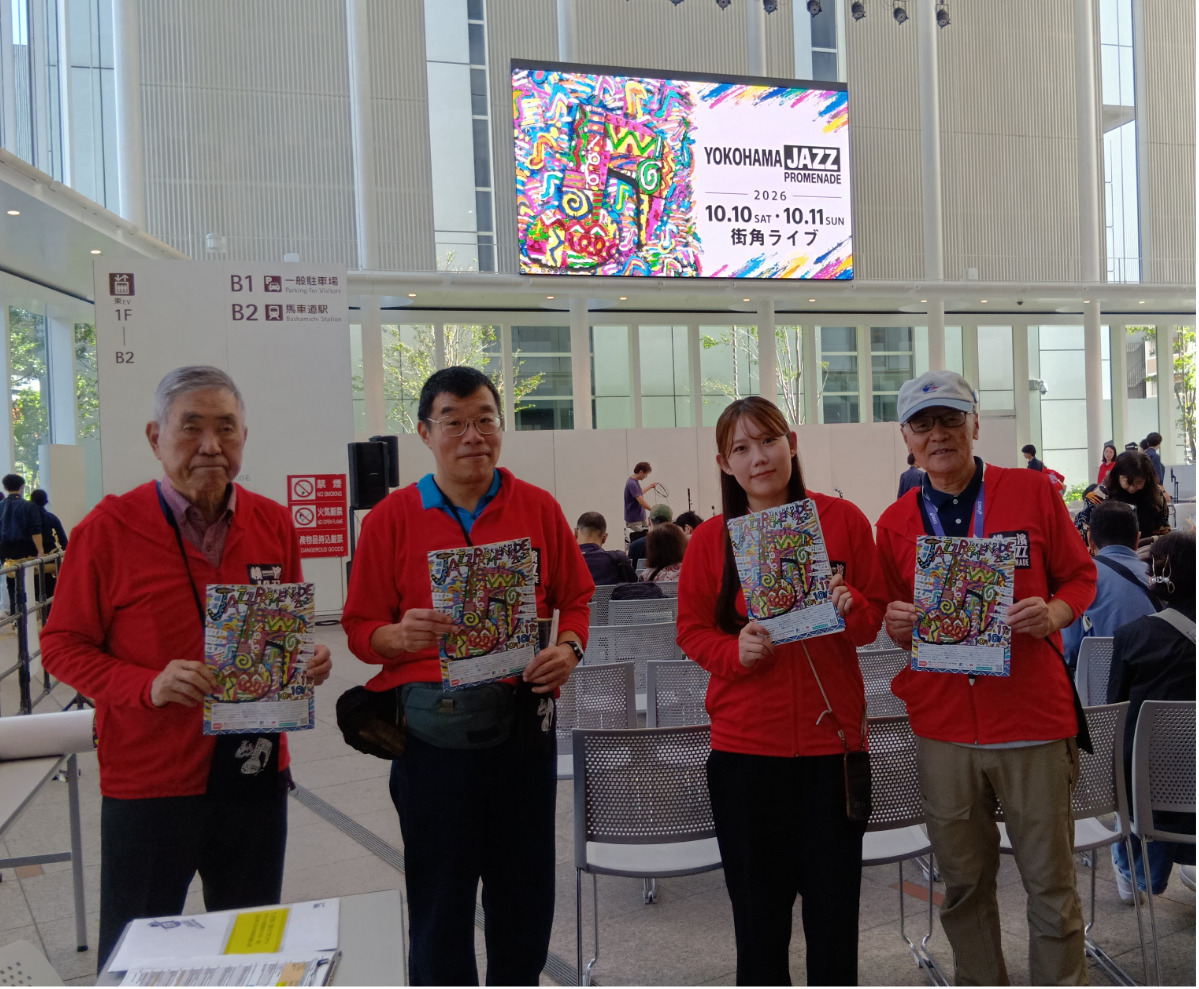 そろいのパーカーを着た約170人の市民ボランティアがイベントを支えた