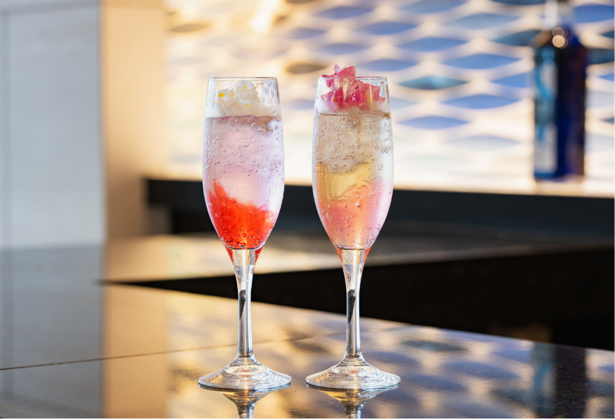 カクテル×花をテーマにした記念日プランを各事業者が販売(写真はリストランテ マンジャーレ 伊勢山のフラワーカクテル)=横浜市観光協会提供