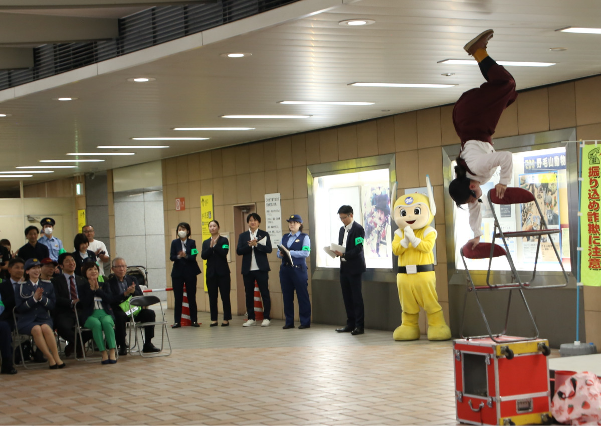 パフォーマーのまりんかさんの大道芸も披露された
