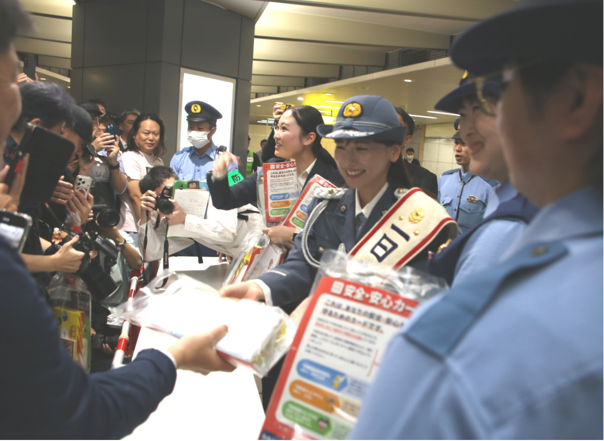 啓発物を配る皆藤さん
