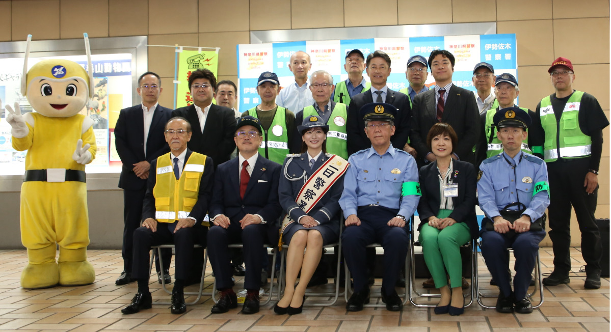 キャンペーンには中区の永井由香区長(前列右から2人目)らも参加した