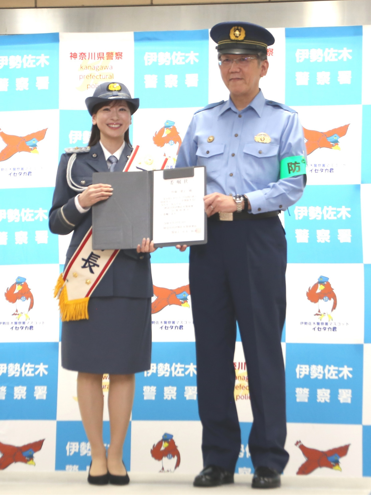 伊勢佐木署の松本署長(右)から一日署長の委嘱状を受け取る皆藤さん