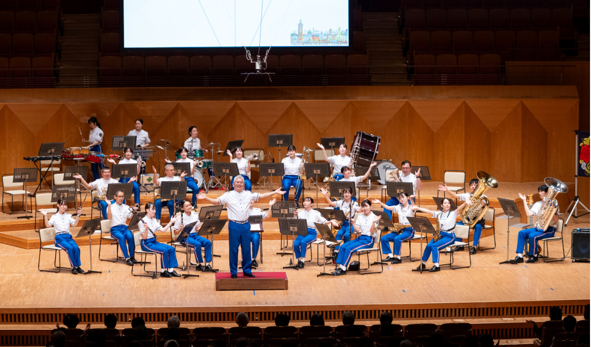 横浜市消防音楽隊のエネルギッシュな演奏=同組合提供