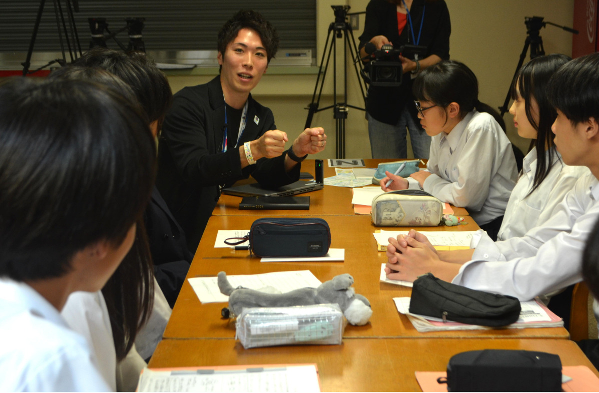社員との座談会では生徒が将来の目標を語る場面も