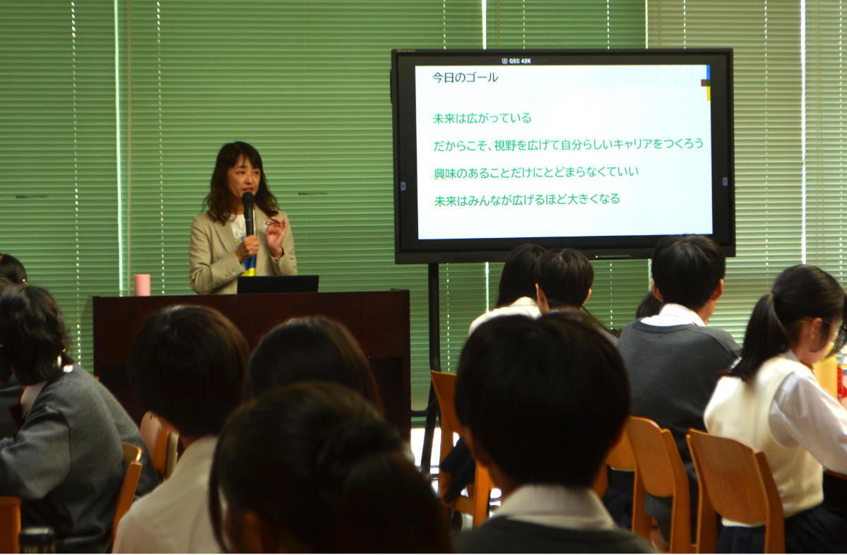 キャリア講義を行うNTT東日本神奈川事業部長の相原朋子さん