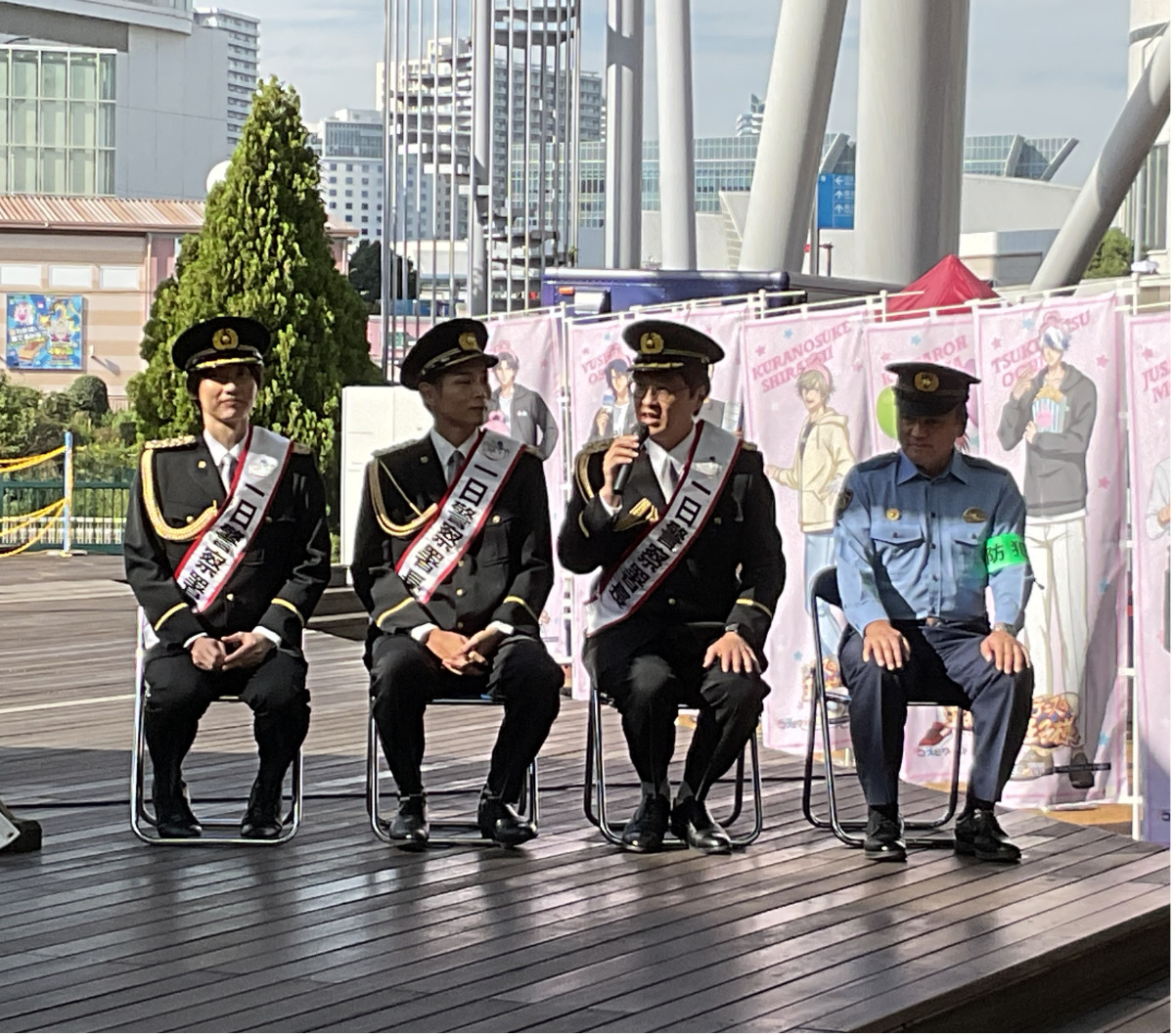 純烈の３人と三枝実署長（右）
