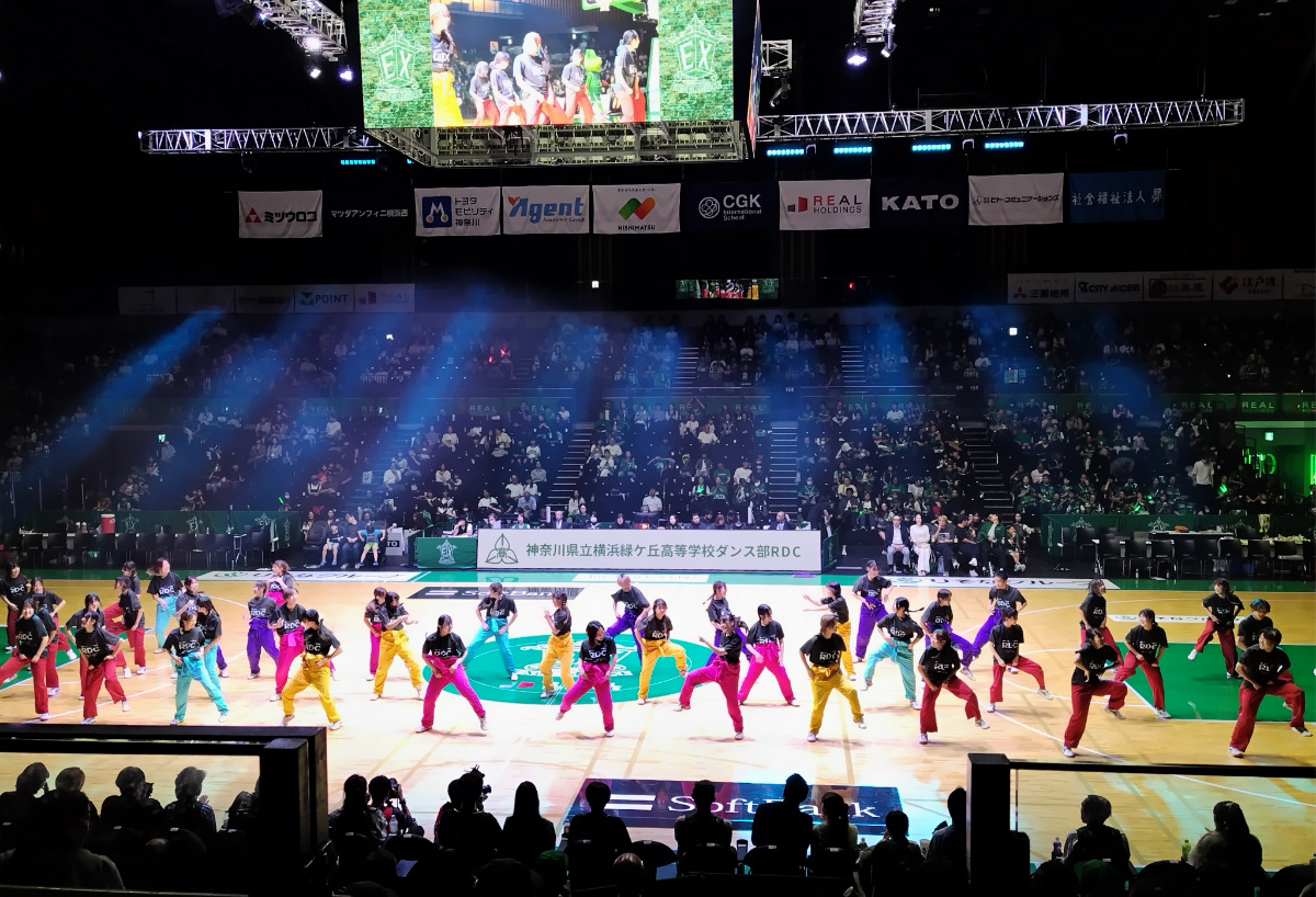 17日のハーフタイムでパフォーマンスを披露する横浜緑ケ丘高校ダンス部