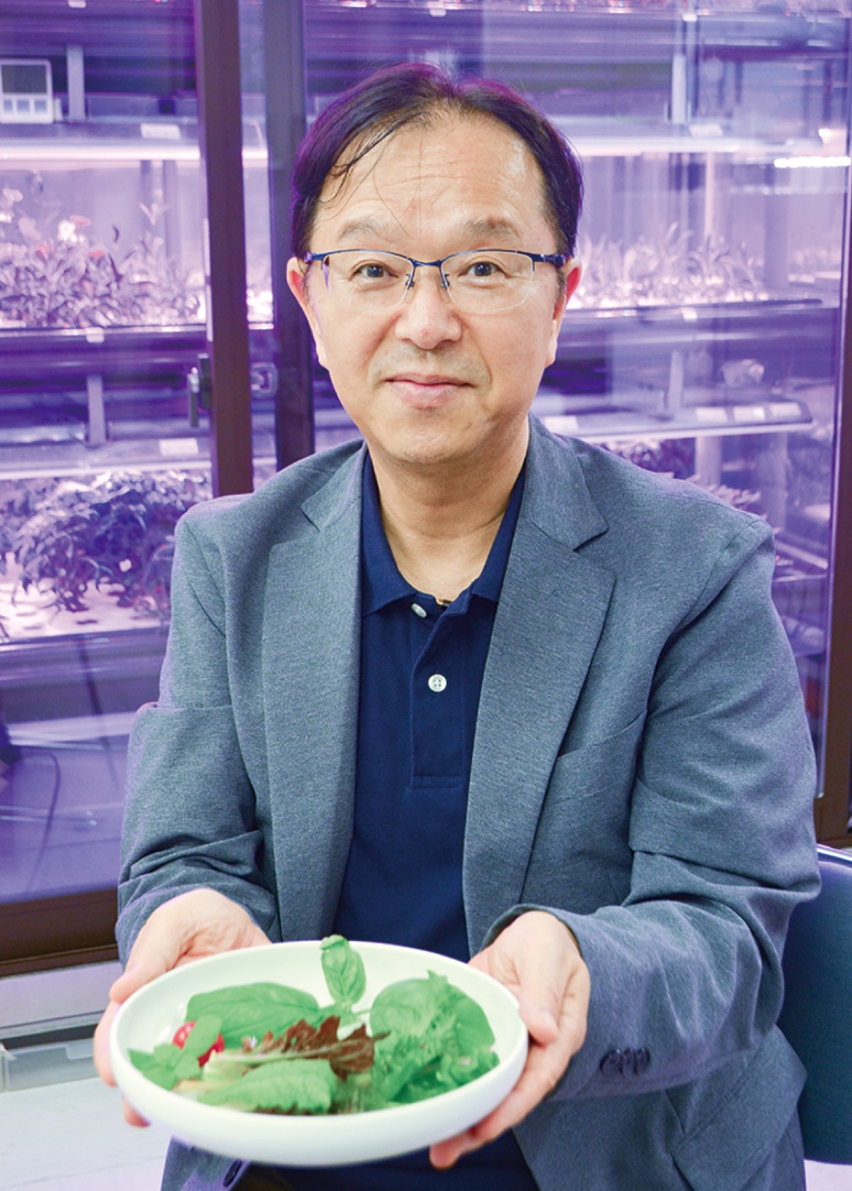 LED菜園で育った野菜と岡崎社長