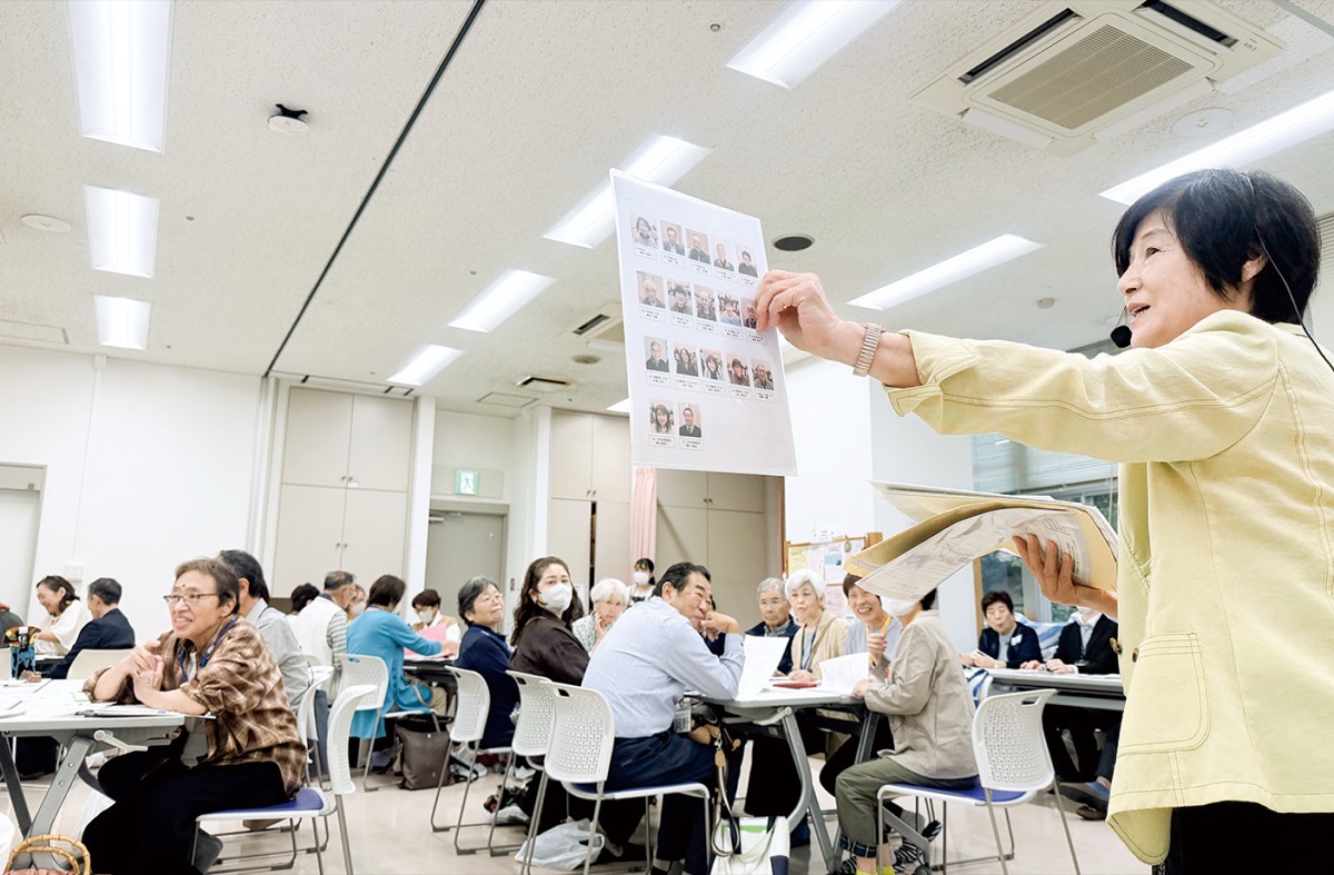 民生委員同士が相談しやすい関係性を築く工夫として顔写真入り名簿を共有していると説明する土浦市三中地区民児協の中山会長