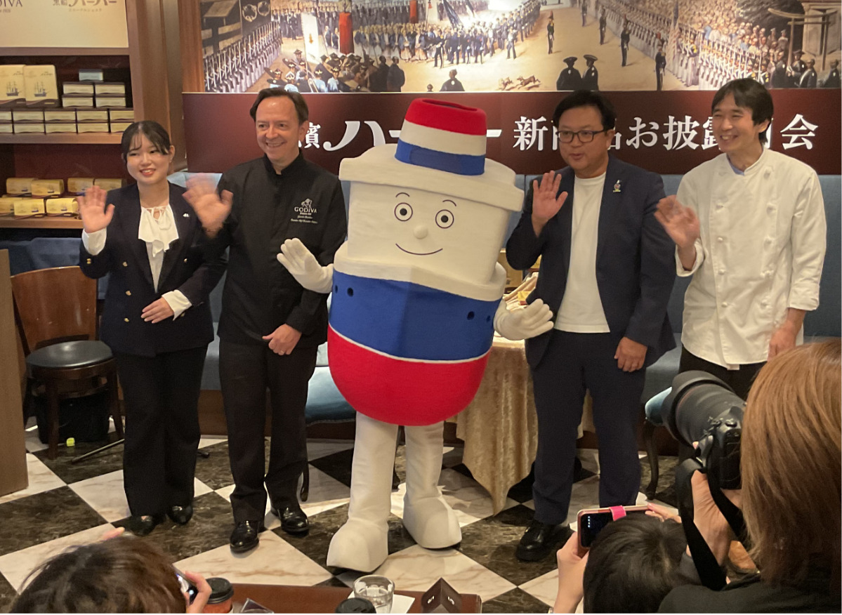 左から、商品部の長坂夏海さん、ヤニックさん、ハーバーくん、藤木社長、商品開発の鈴木智和さん