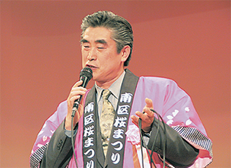 桜まつりのカラオケ大会に参加した早渕さん（２００３年３月）