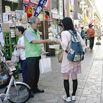９月12日に横浜橋通商店街で行われたキャンペーンでは青井区長も率先して啓発物を配布した