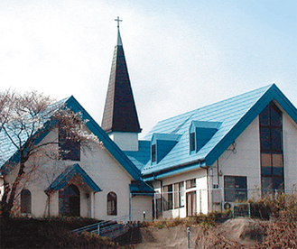 丘の上の青い屋根の教会